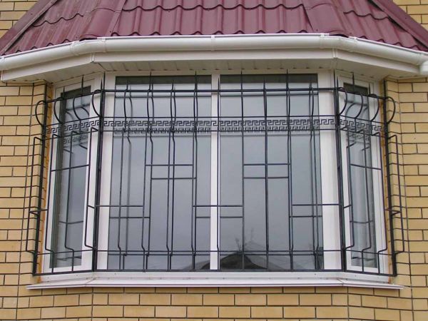 Решетка на окне: вариант защиты
