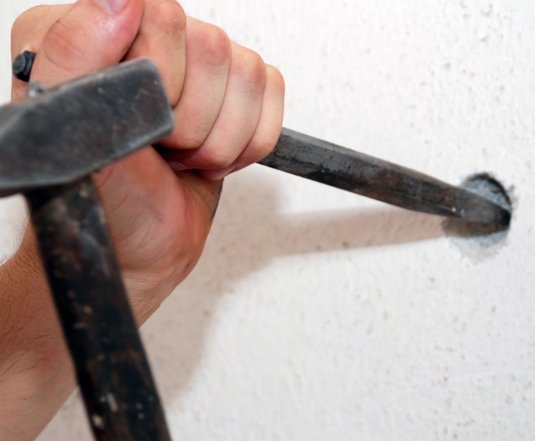 Как забить дюбель-гвоздь в бетонную стену