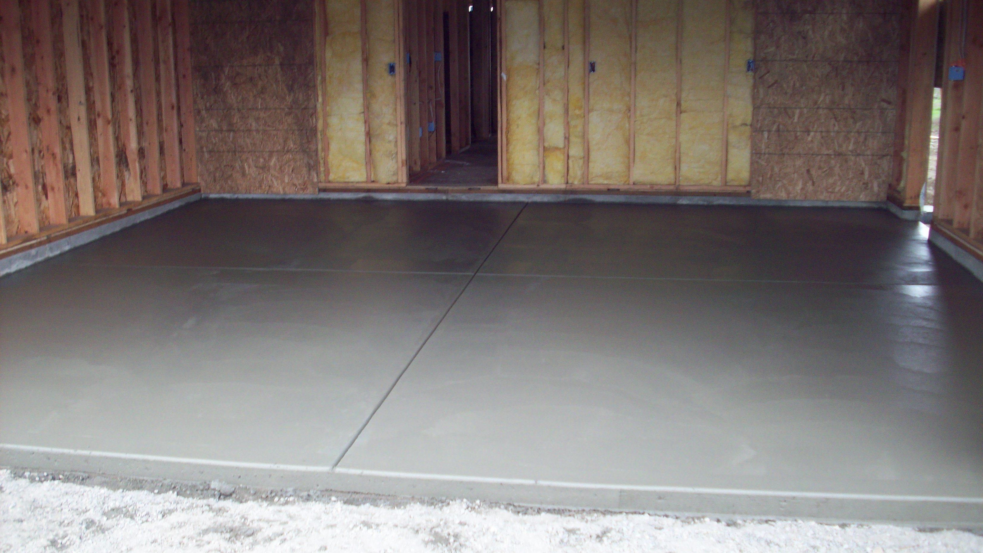 Как обработать бетонный пол в гараже