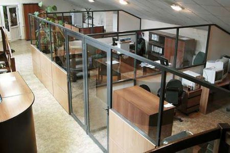 Как зонировать офис с помощью стеклянных перегородок