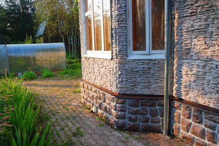 Особенности и преимущества использования фасадных панелей, имитирующих камень