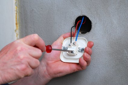 Правила безопасности при замене электрической розетки