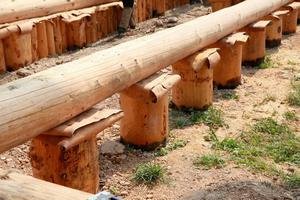 Возведение деревянного фундамента
