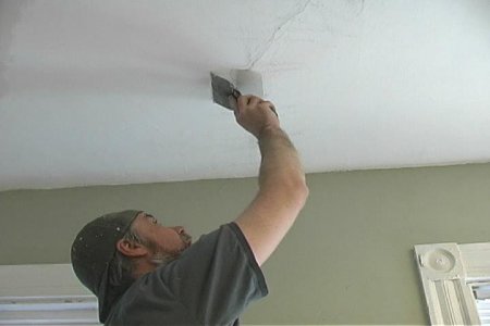 Как заделать трещины в потолке