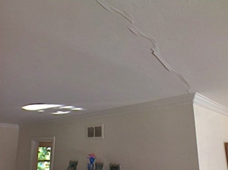 Как заделать трещины в потолке