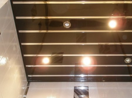 Подвесной потолок из панелей для ванной комнаты
