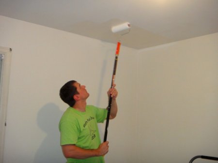 Как правильно покрасить потолок водоэмульсионной краской 