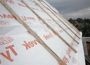 Монтаж гидроизоляционной пленки на крыше Монтаж гидроизоляционной пленки на крыше