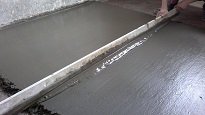 Как заливается бетонная стяжка поверх деревянного пола