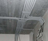 Правила прокладки проводки под натяжным потолком 