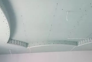 Гипсокартонный потолок — наиболее распространенный тип потолков