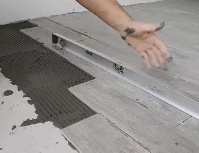 Как уложить напольную плитку