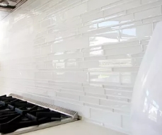Стеклянная плитка на кухне: разновидности кухонных фартуков из стекла