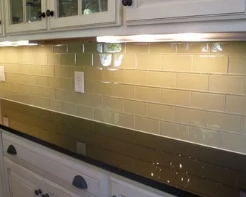 Стеклянная плитка на кухне: разновидности кухонных фартуков из стекла