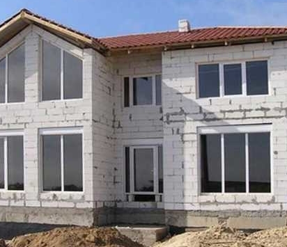 Стены какой толщины лучше выбрать для постоянного проживания в доме из пеноблоков?