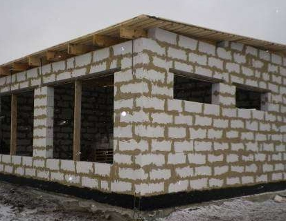Стены какой толщины лучше выбрать для постоянного проживания в доме из пеноблоков?