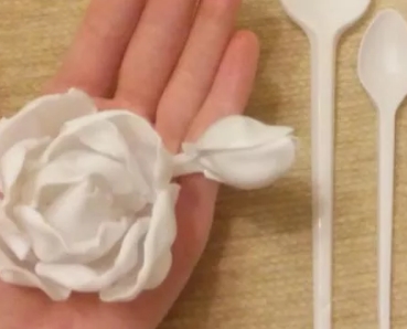 Как сделать розу из пластиковых ложек?
