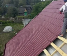 Перекрытие крыши с помощью профнастила